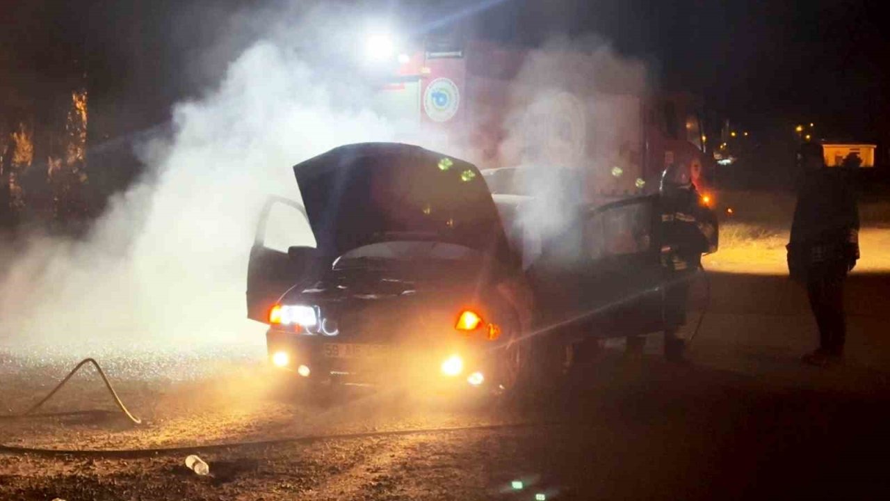 Park halindeki otomobil yandı