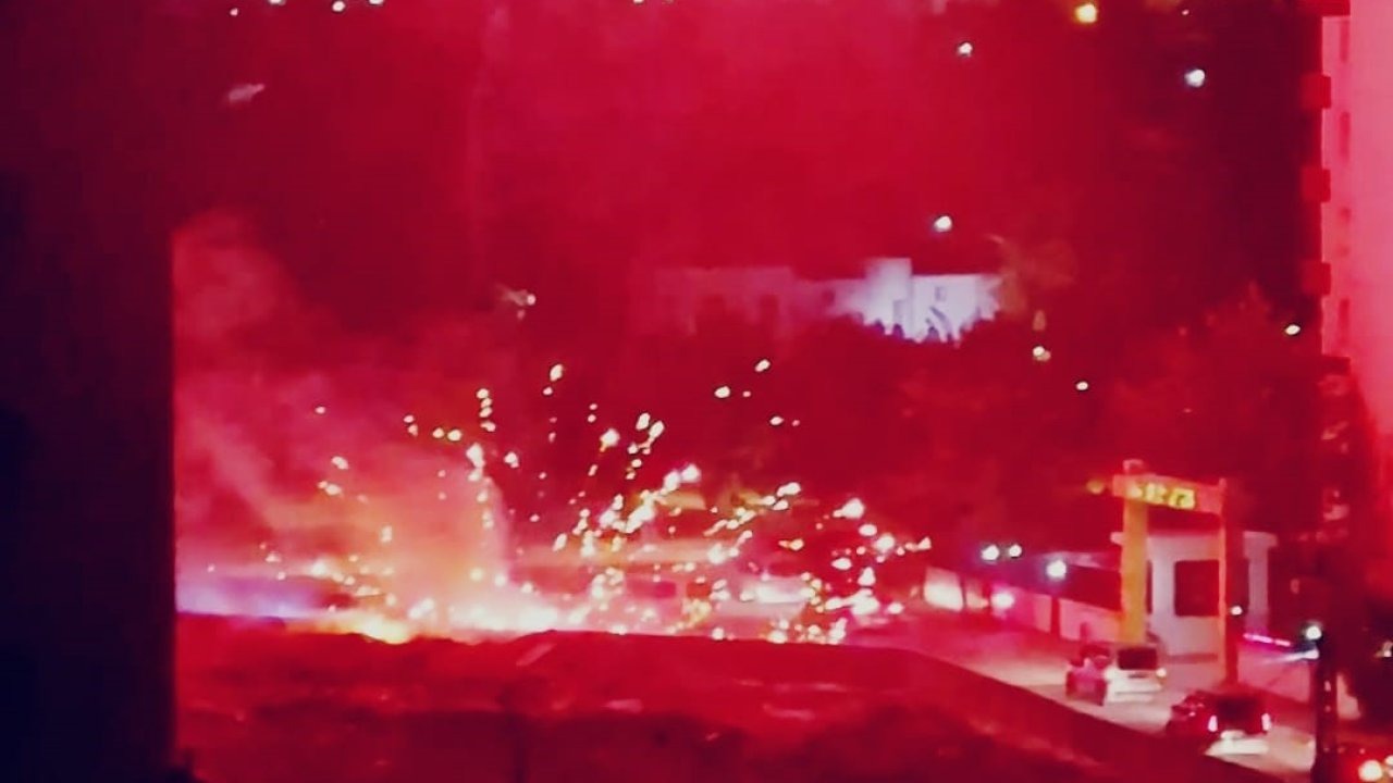 Düğün Konvoyu, Havai Fişeklerin Neden Olduğu Yangını Söndürdü