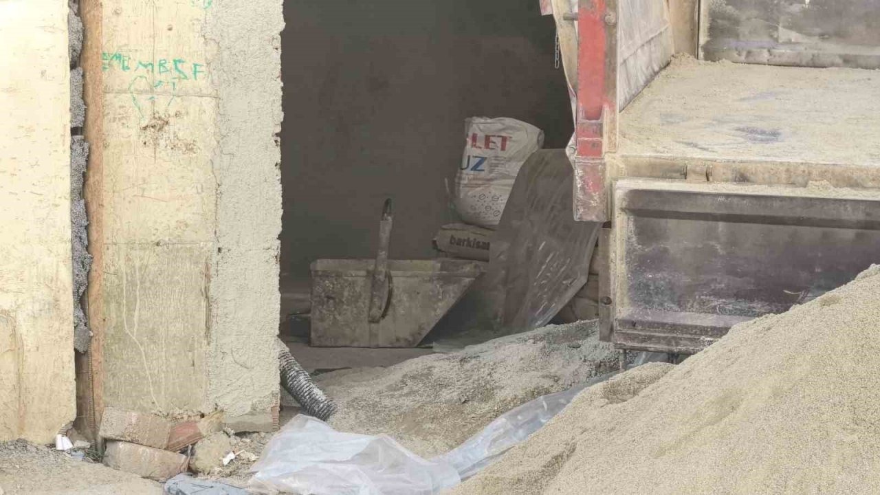 Üzerine kum dolu inşaat kovası düşen işçi ağır yaralandı