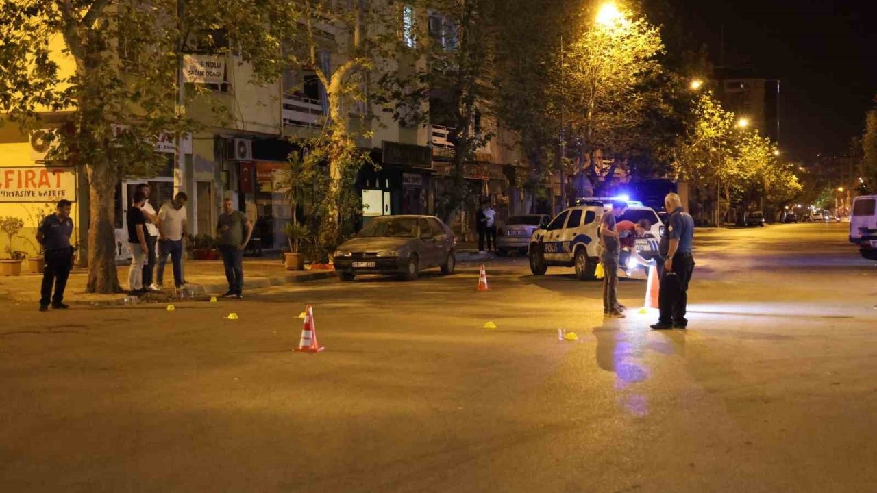 Kozan&#039;da Kafenin Önünde Silahlı Saldırı: Polis Şüphelileri Yakalamak İçin Harekete Geçti