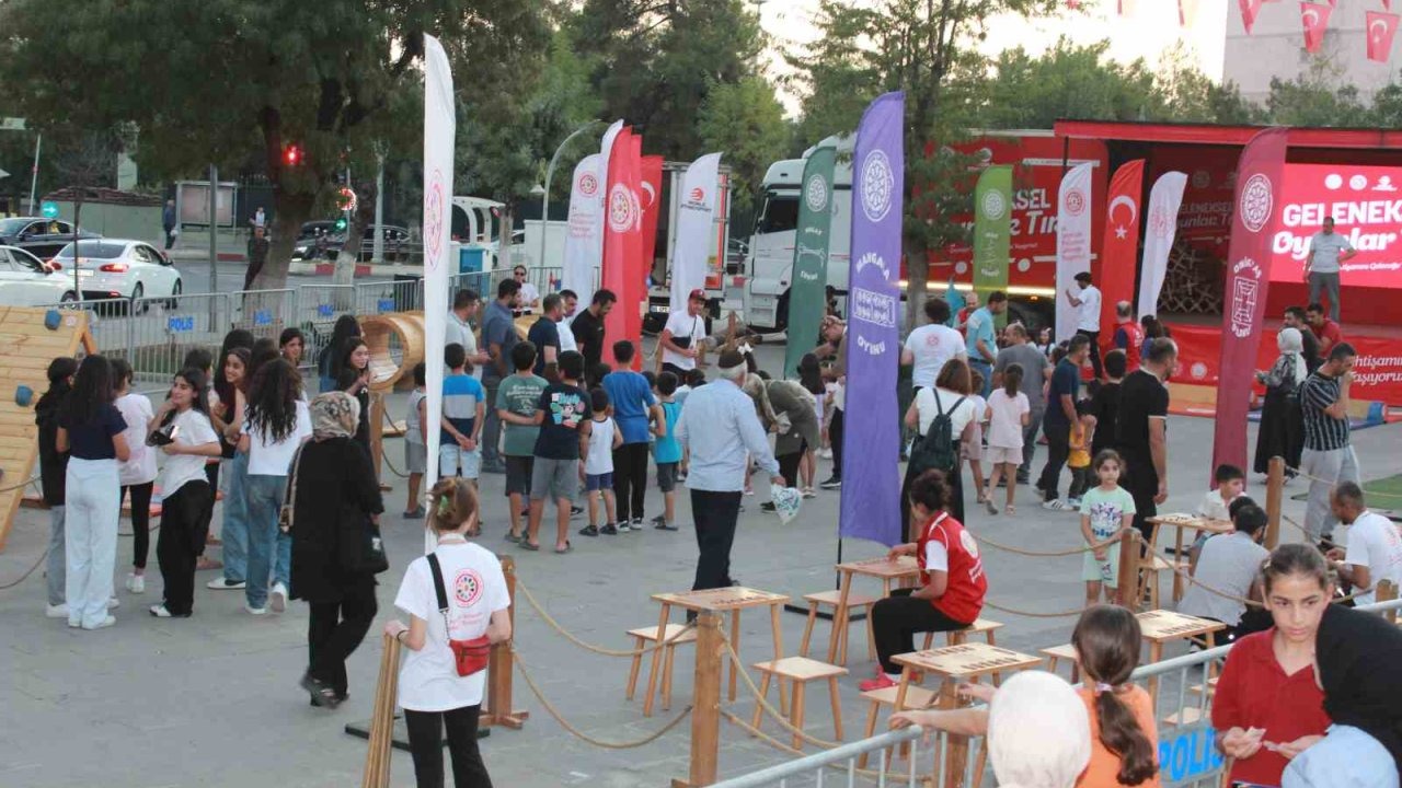 &quot;Geleneksel Oyun Tırı&quot; Siirt&#039;te Çocuklarla Buluştu