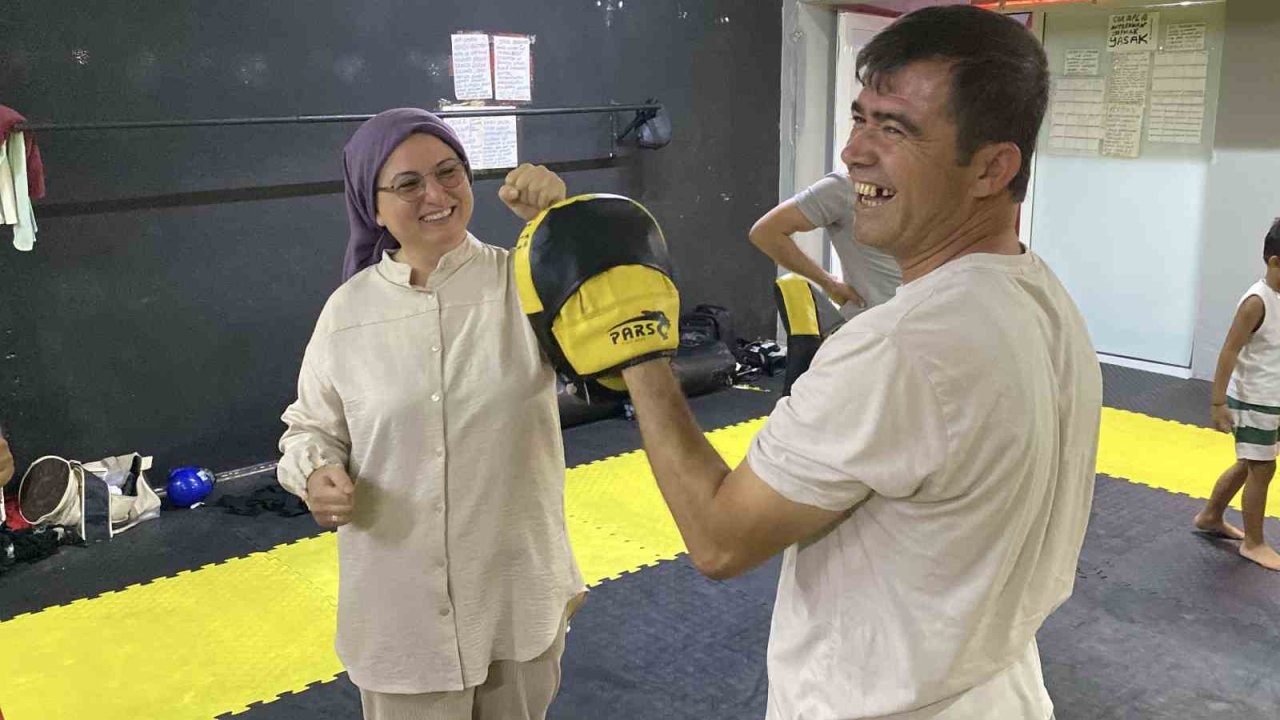 Eskişehir&#039;de Aileler ve Çocuklar Kick Boks Antrenmanında Buluştu