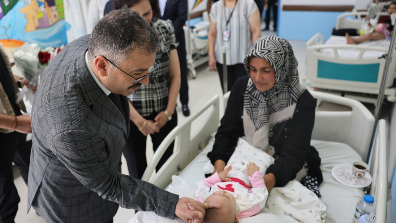 Iğdır Valisi Ercan Turan ve Eşi Hastaları Ziyaret Etti