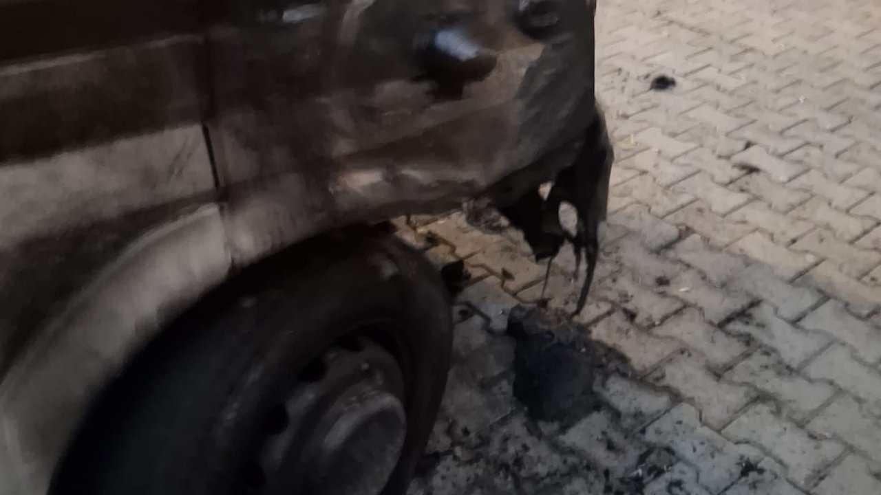 Kağızman’da Park Halindeki Pikap Alev Alev Yandı