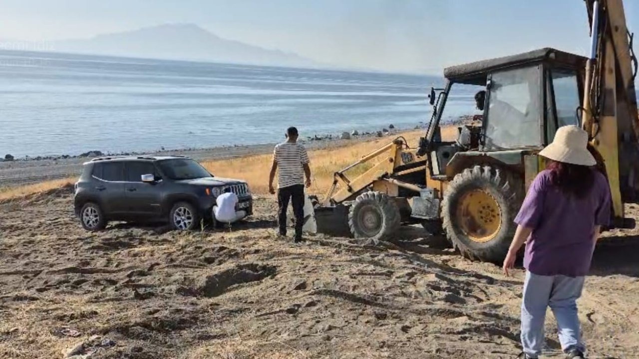 Van&#039;da araçlarıyla yolda kalan piknikçilerin yardımına muhtar koştu