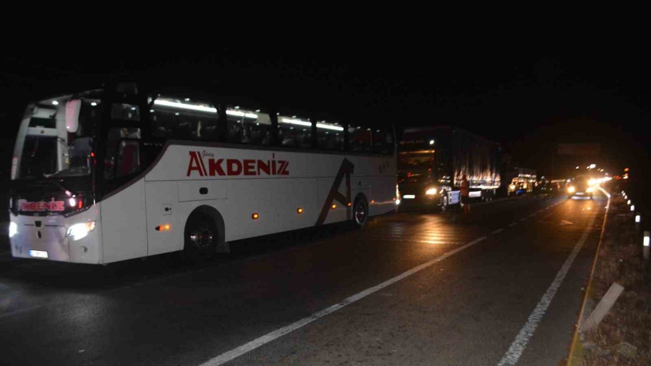 Kırmızı ışıkta zincirleme trafik kazası: 1 ölü, 3 yaralı