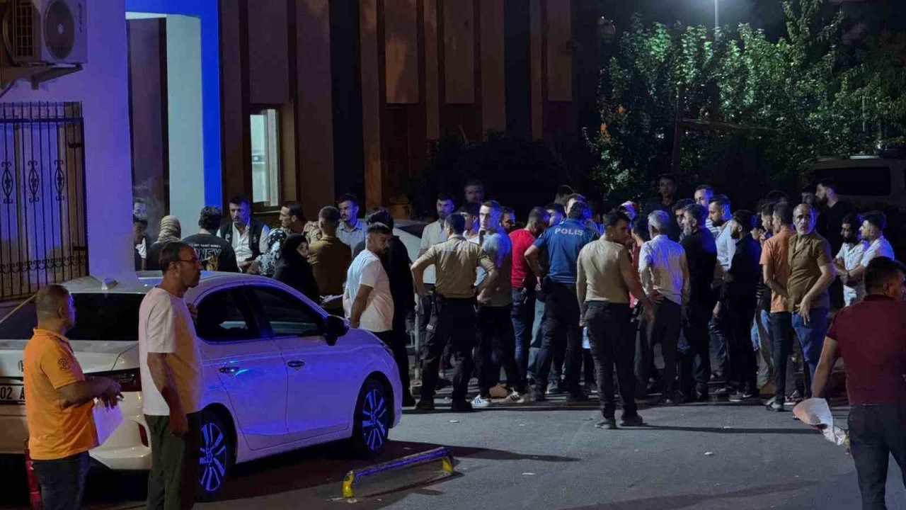 Adıyaman Kahta&#039;da Sokak Ortasında Bıçaklı Saldırı: Genç Hayatını Kaybetti