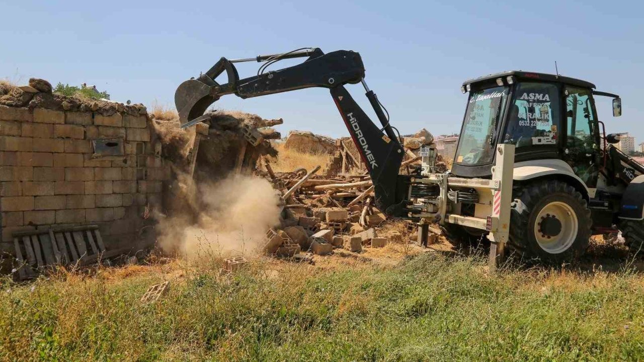 Van Gölü Kıyısındaki Ahır ve Metruk Yapılar Yıkılıyor