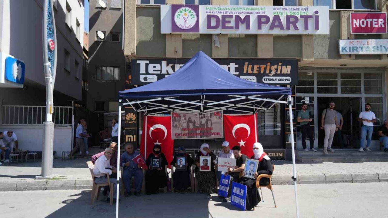 Muş’ta Evlat Nöbeti Devam Ediyor: Ailelerden Terör Örgütü PKK’ya Teslim Ol Çağrısı