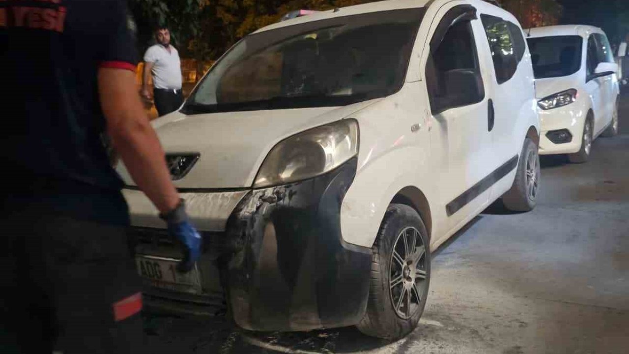 Yanan otomobili vatandaşlar söndürdü