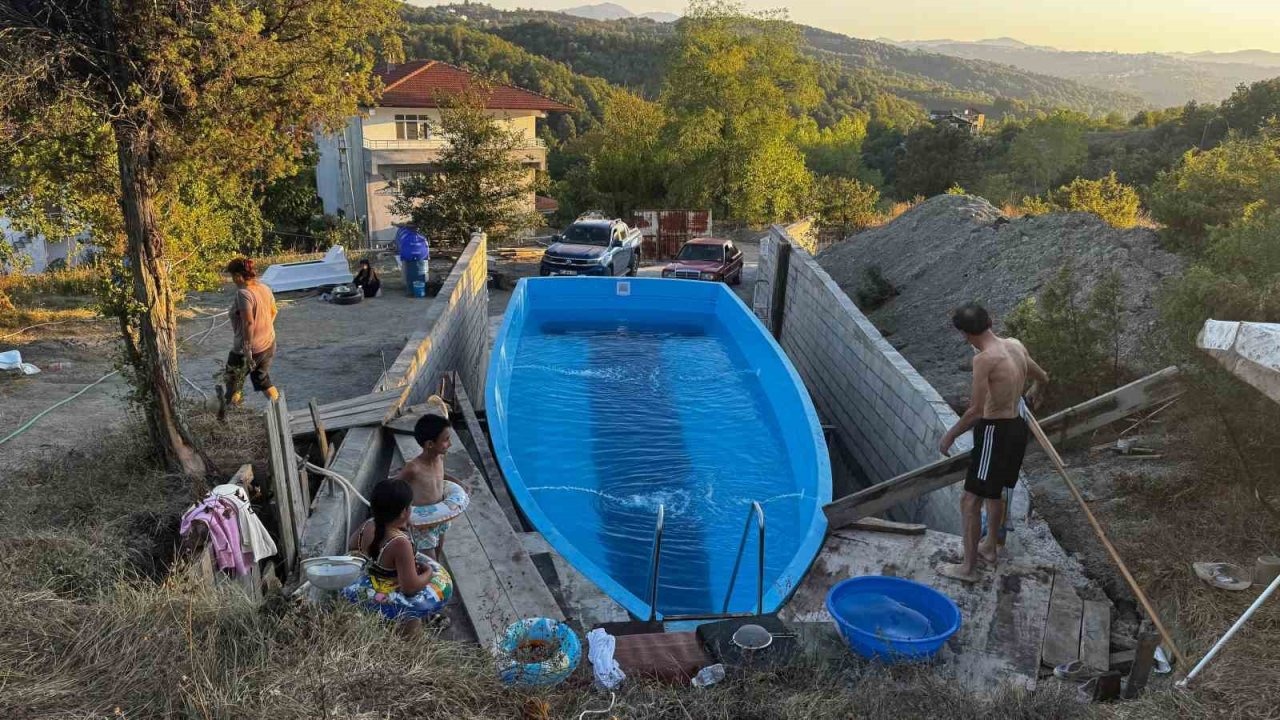 Yat Ustası Evinin Bahçesine Havuz Yaptı