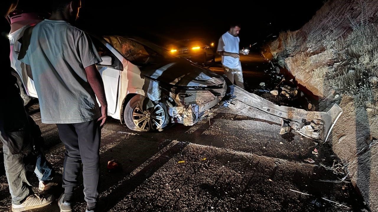 Elazığ-Bingöl Karayolu'nda Kaza: 2 Yaralı