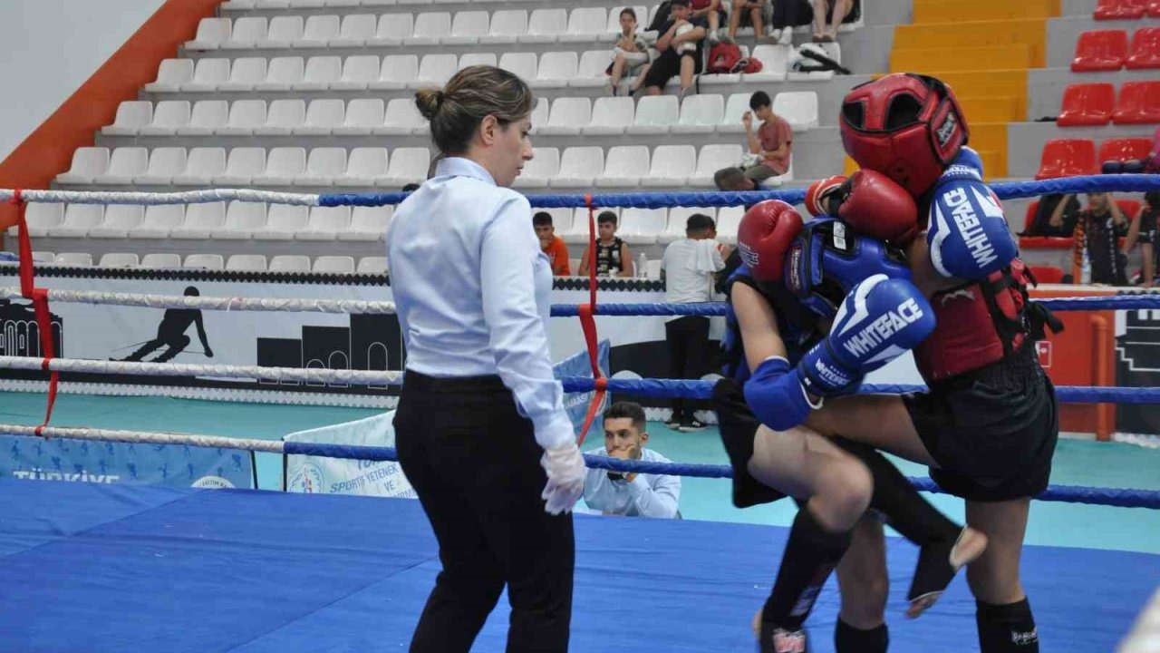 Kars'ta Muaythai Şampiyonası Başladı: 500 Sporcu Dereceye Girmek İçin Mücadele Ediyor