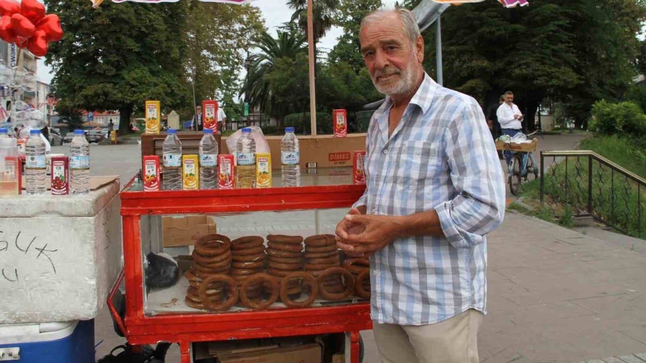 40 Yıllık Müzisyen, Tarihi Çarşamba Köprüsü&#039;nde Simit Satıyor