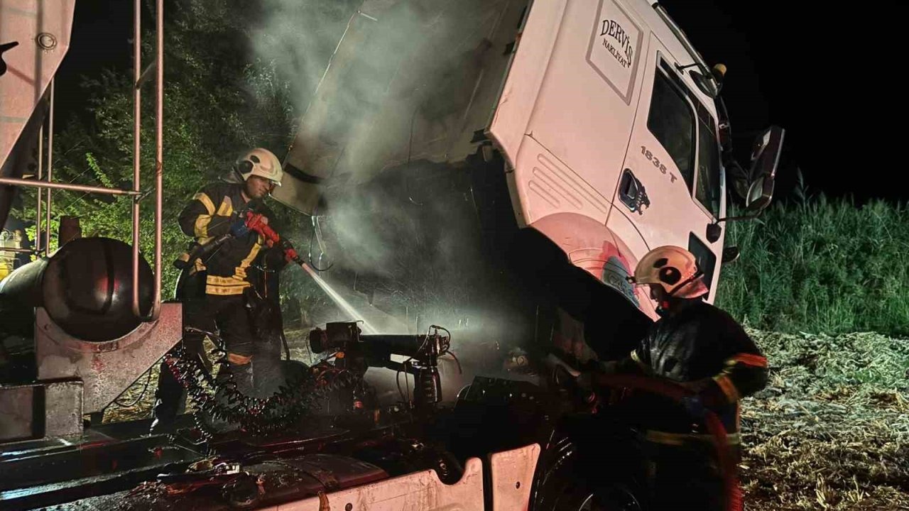 Batman’da park halindeki tır  alev alev yandı