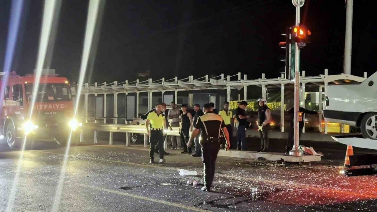 Sakarya&#039;da Duble yola rağmen iki otomobil çarpıştı: 1’i ağır, 3 yaralı