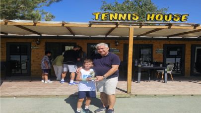 Iğdırlı Minik Tenisçi Kupa Koleksiyonuna Bir Yenisini Daha Ekledi