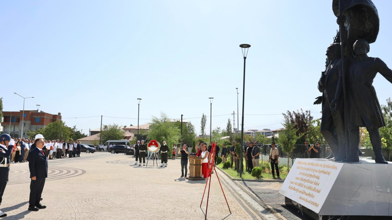 30 Ağustos Zafer Bayramı Iğdır&#039;da Çelenk Sunumu İle Başladı