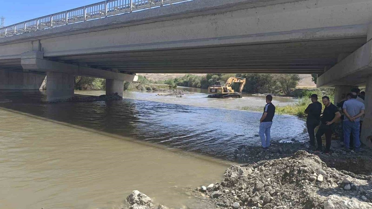 Erzurum’da Nehire Uçan Otomobildeki Kayıp Yolcu Aranıyor