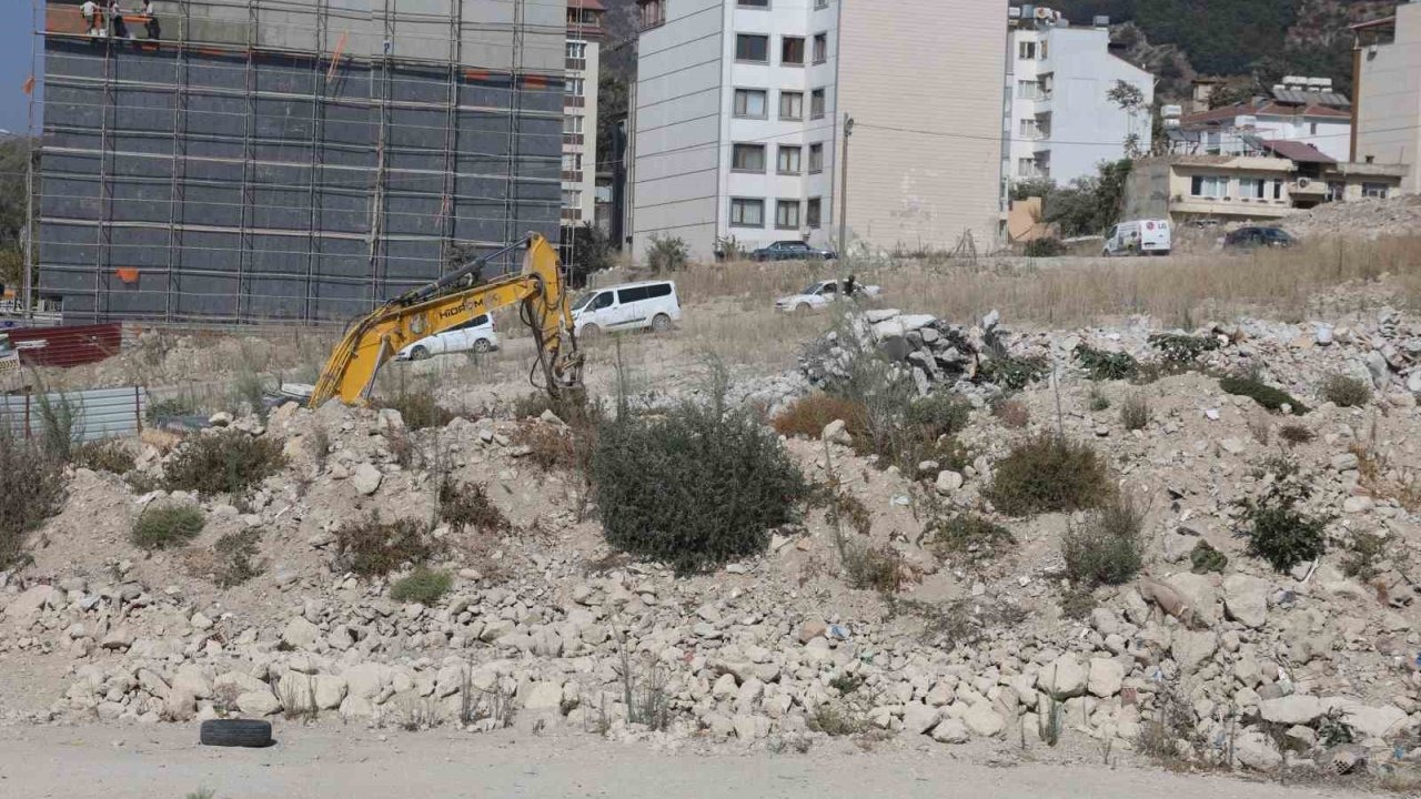 Yıkım Sırasında İş Makinesi Operatörü Saniyelerle Kurtuldu