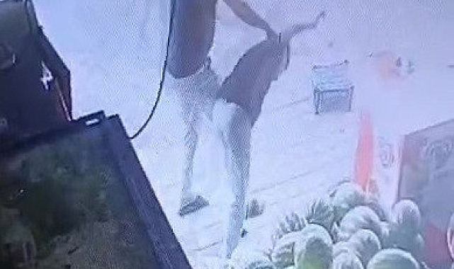 Adana&#039;da Bekçi, Sipariş Ettiği Marulu Beğenmeyip Market Çalışanını Darp Etti: Gözaltına Alındı