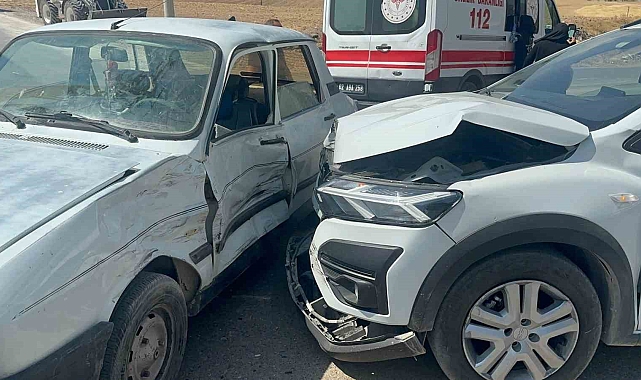 Adıyaman&#039;da İki Otomobil Çarpıştı: 5 Kişi Yaralandı