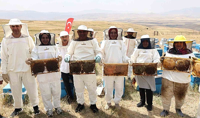 Ağrı&#039;da Bal Üretimi Her Yıl Artıyor: Kadın Arıcıların Rolü Giderek Büyüyor