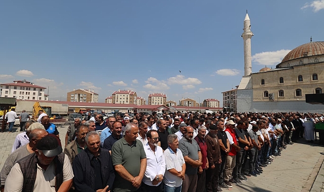 Aziziye Belediye Başkanı Emrullah Akpunar&#039;ın Annesi Son Yolculuğuna Uğurlandı