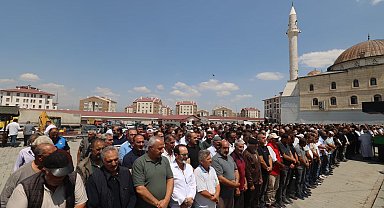 Aziziye Belediye Başkanı Emrullah Akpunar'ın Annesi Son Yolculuğuna Uğurlandı