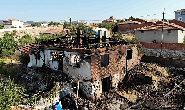 Çorum&#039;da Mandıra Yangını: Ev ve Ahır Kullanılamaz Hale Geldi