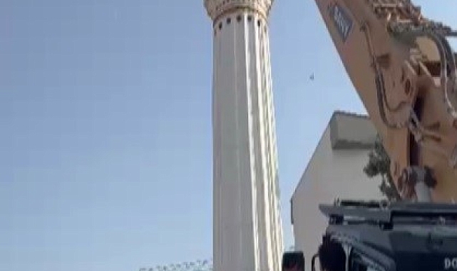 Depremde ağır hasar alan minarenin yerle bir olduğu anlar kameraya yansıdı