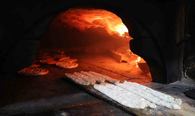 Elazığlı Fırıncılar 40 Derece Sıcağa ve Fırın Ateşine Meydan Okuyor