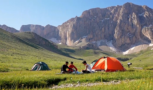 Erzincan&#039;da Sıcaktan Bunalanlar 3200 Metreye Kaçıyor: Ergan Dağı&#039;nda Karla Serinlik