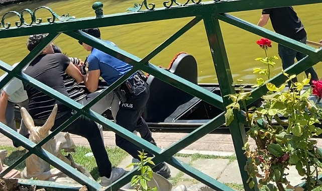 Eskişehir&#039;de Porsuk Çayı&#039;na Atlamaya Çalışan Kadın, Polislerin Nefes Kesen Operasyonuyla Kurtarıldı