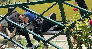 Eskişehir'de Porsuk Çayı'na Atlamaya Çalışan Kadın, Polislerin Nefes Kesen Operasyonuyla Kurtarıldı