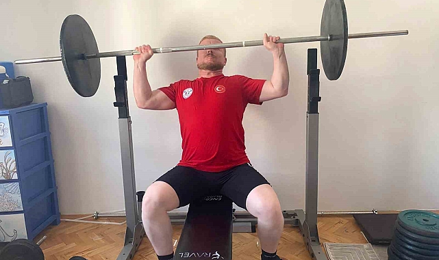 Görme Engelli Şampiyon Şehmuz Çevik, İstiklal Marşı&#039;nı Okutmanın Gururunu Yaşadı