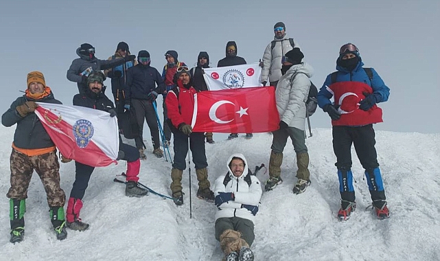 İDABİS&#039;ten Geleneksel Ağrı Dağı Zirve Tırmanışı: 15 Sporcuyla Zirveye Ulaşıldı