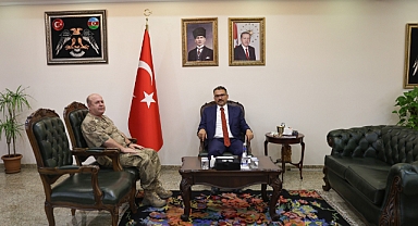 Iğdır Valisi Ercan Turan, Yeni İl Jandarma Komutanı Tuğgeneral Zafer Özden’i Makamında Kabul Etti
