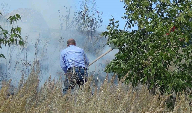 Kars Kalesi Eteklerinde Anız Yangını Paniğe Neden Oldu