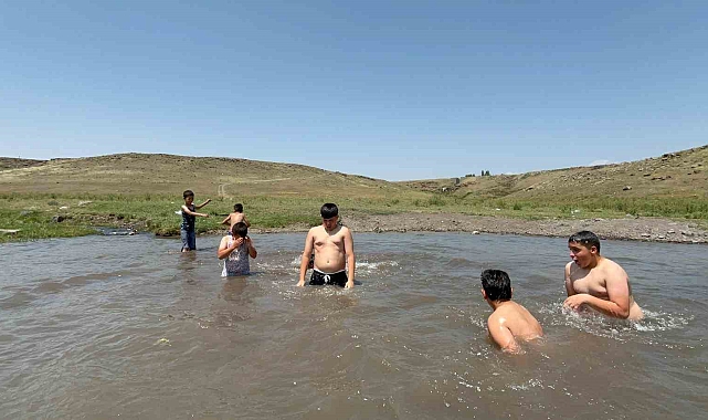 Kars&#039;ta Sıcaklardan Bunalan Çocuklar Derede Serinledi