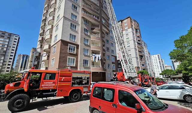 Kayseri&#039;de Apartman Yangını: Balkonlara Çıkanlar Kurtarılmayı Bekliyor