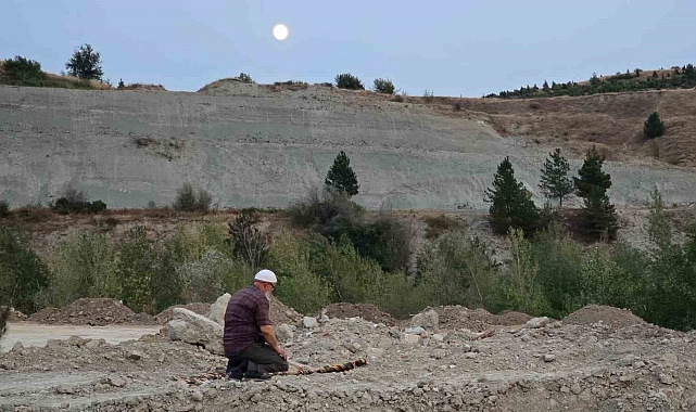 Köyü Yanan Vatandaş Tepeye Çıkıp Namaz Kıldı