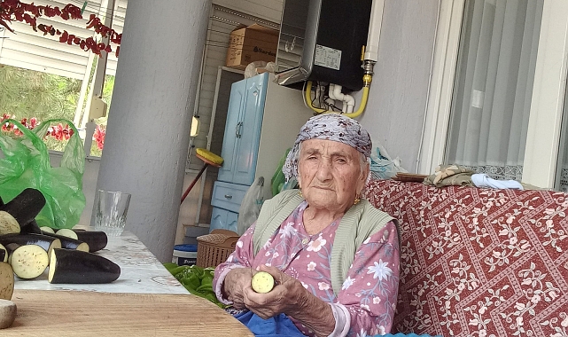 Manisa&#039;da 96 Yaşındaki Fatma Nine Kışlık Yiyeceklerini Kendi Elleriy­le Hazırlıyor