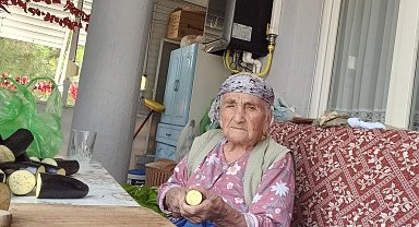Manisa'da 96 Yaşındaki Fatma Nine Kışlık Yiyeceklerini Kendi Elleriy­le Hazırlıyor