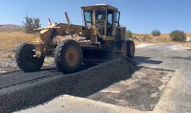 Muhtar Greyder Kullandı: Sıcak Havaya Rağmen Asfalt Çalışmaları Devam Ediyor