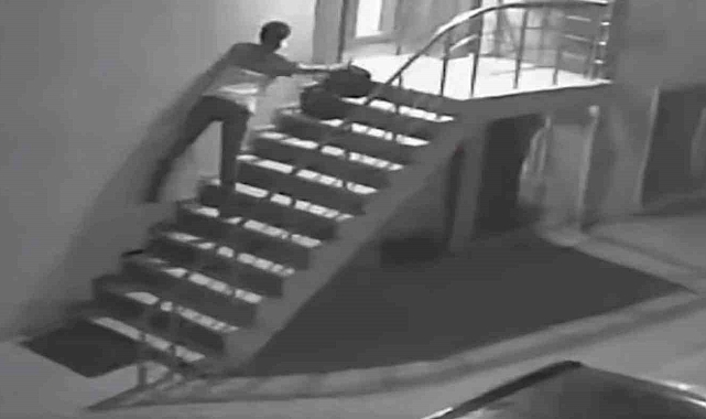 Sancaktepe&#039;de Hırsızlar 4 Dakikada Apartmanı Soydu