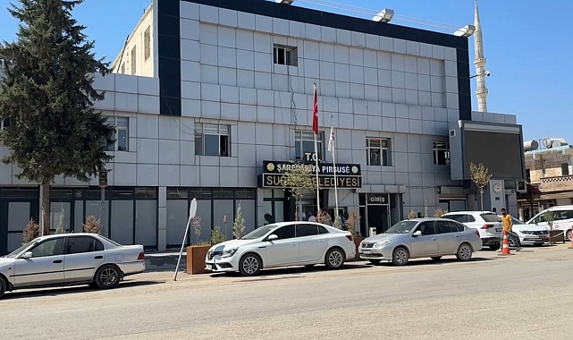 Şanlıurfa&#039;da Suruç Belediyesi&#039;nin Giriş Kapısı Taşlanarak Kırıldı