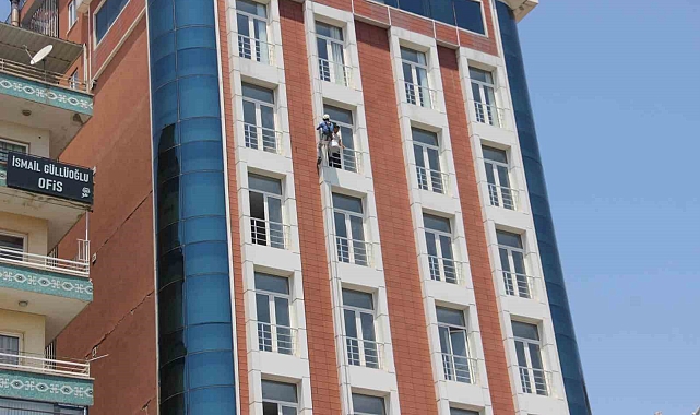 Şanlıurfa&#039;da Tehlikeli Meslek: Endüstriyel Dağcılar Metrelerce Yükseklikte Çalışıyor