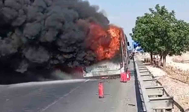 Şanlıurfa&#039;da Toplu Taşıma Otobüsü Alev Alev Yandı: Yolcular Son Anda Kurtarıldı