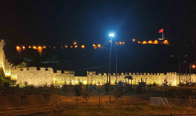 Tarihi Ardahan Kalesi Işıklandırıldı, Görünümüyle Büyüledi